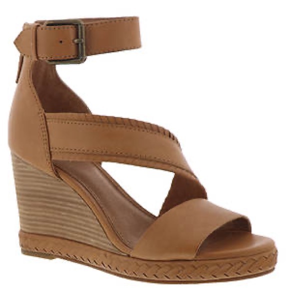 Frye Shoes - 🆕 NWOT Frye Riviana Feather Wedge